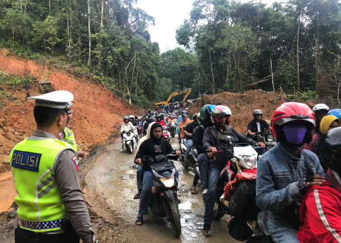 Polisi Berjibaku Mengatur Lalu Lintas di Lokasi Longsor Km 17 di Lampung Barat