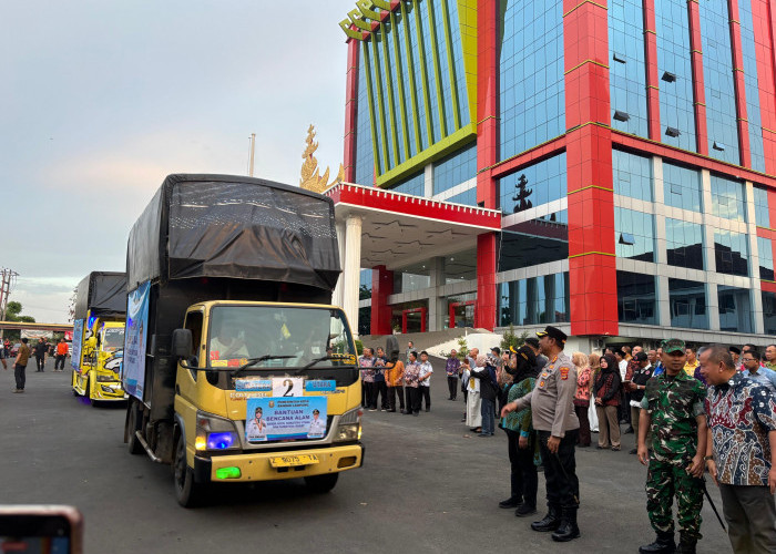 Wujud Kepedulian Tanpa Batas, Walikota Eva Lepas Keberangkatan 13 Truk Bantuan ke Sumatera
