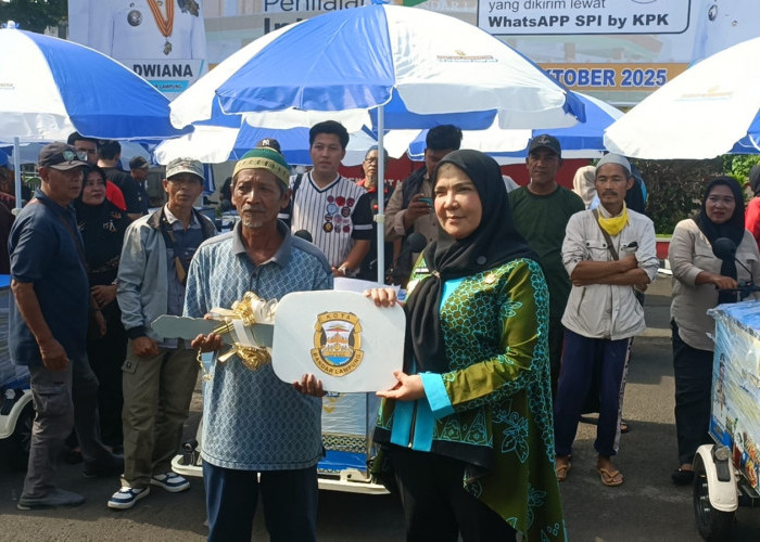 Pemkot Bandar Lampung Bagikan 100 Gerobak Motor Listrik Senilai Rp2,5 Miliar ke Pelaku UMKM