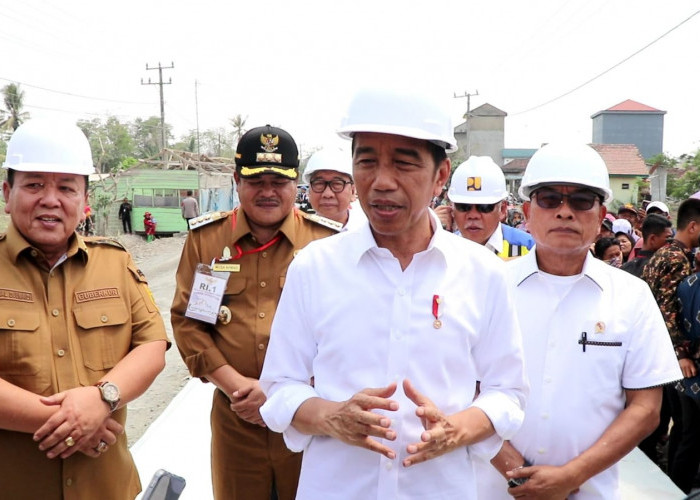 Gubernur Arinal Djunaidi Dampingi Jokowi Tinjau Ruas Jalan Simpang Randu-Seputih Surabaya