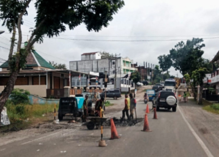 Jalan Lintas Berlubang Yang Dikeluhkan Masyarakat Lampura Mulai Diperbaiki