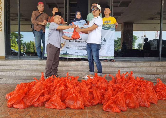 IJP Lampung Bagikan 150 Paket Daging Kurban Kepada Jurnalis dan Warga