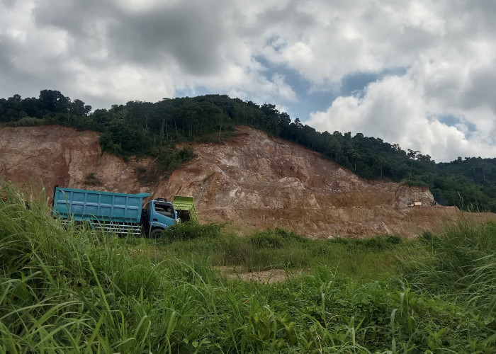 Diduga Tambang Batuan Ilegal Mengeruk Bukit di Sukabumi Dikeluhkan Warga Sekitar