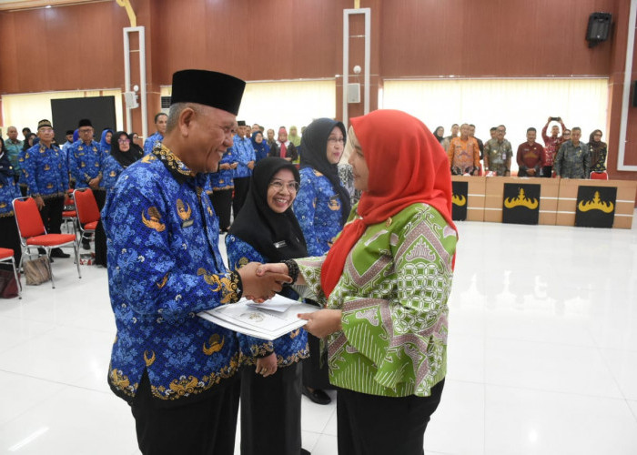 Walikota Eva Serahkan SK 86 ASN Pensiun di Kota Bandar Lampung 