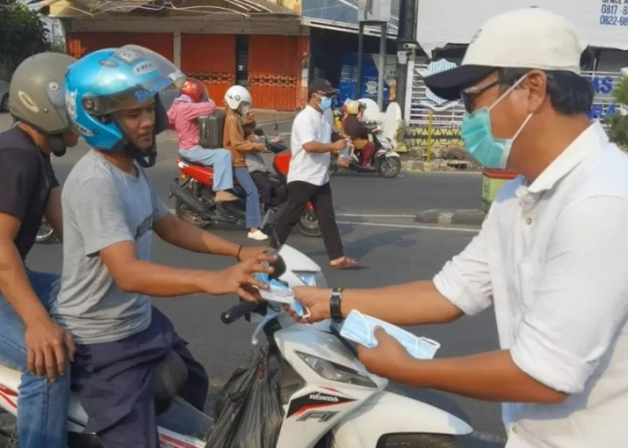  IJP Lampung Bagikan 3.000 Masker untuk Pengendara Terdampak Abu Vulkanik
