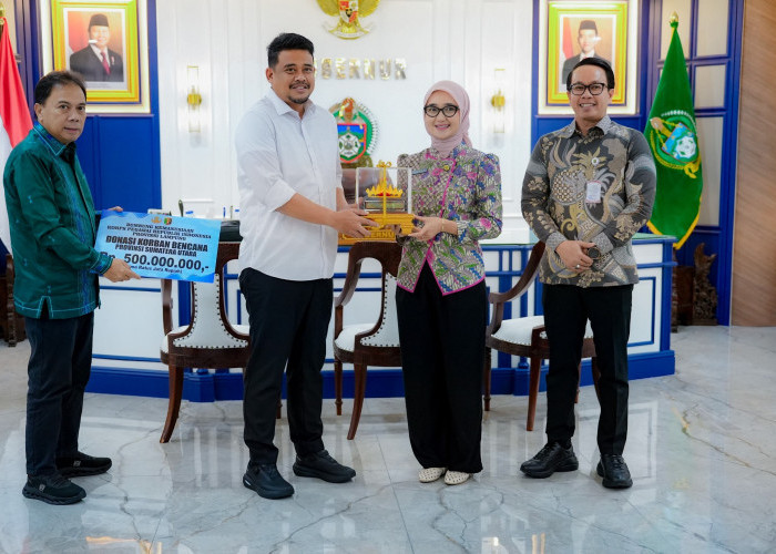 Wagub Lampung Serahkan Bantuan Rp500 Juta untuk Korban Bencana Tapsel,Disaksikan Gubernur Sumut