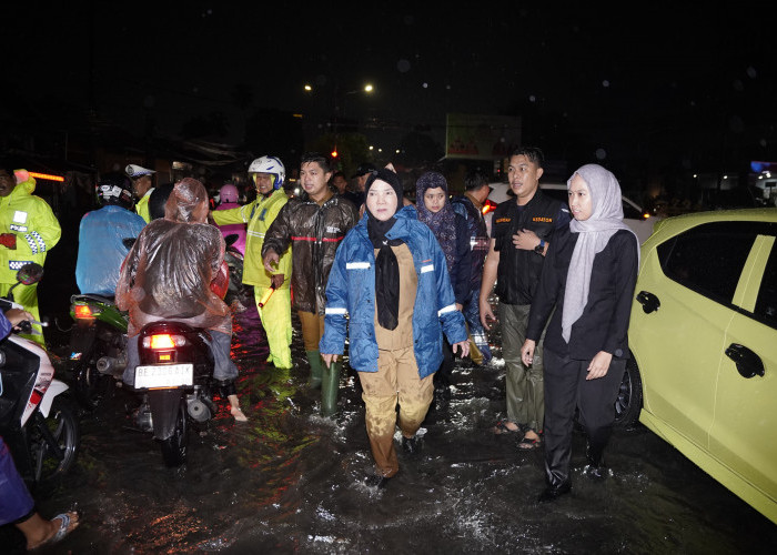 Walikota Eva Pantau Banjir Usai Bandar Lampung Diguyur Ujan Deras 