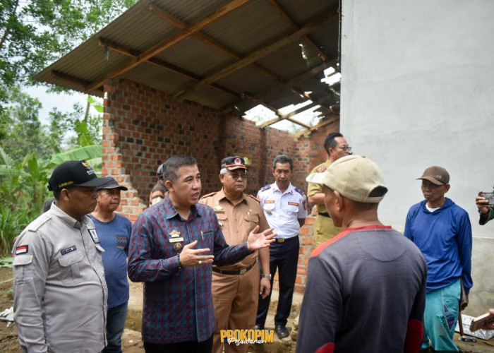 Pemda Pesawaran Berikan Bantuan Korban Bencana Angin Puting Beliung