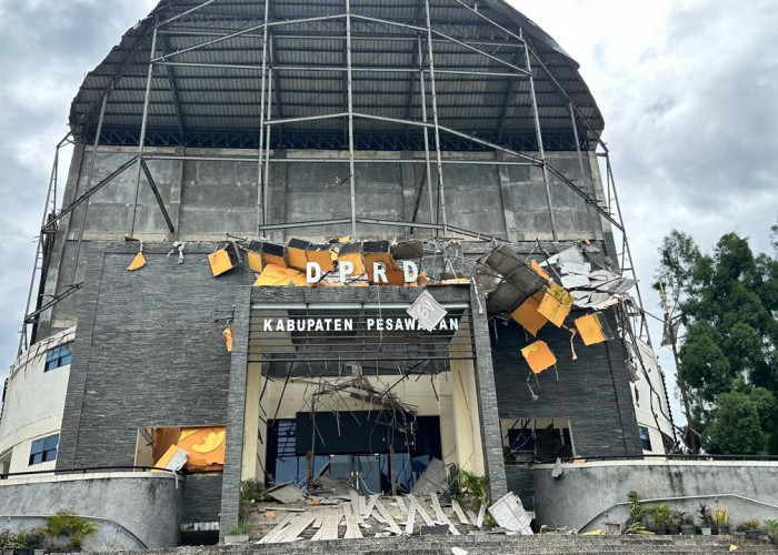 Atap Gedung DPRD Pesawaran Ambruk, Satu Anggota Satpol PP Terluka