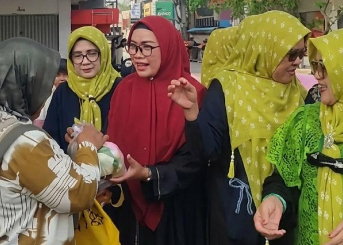 Aksi Sosial Jumat Berkah, Ketua DPRD Metro dan Kombes Ringankan Beban Dapur Warga