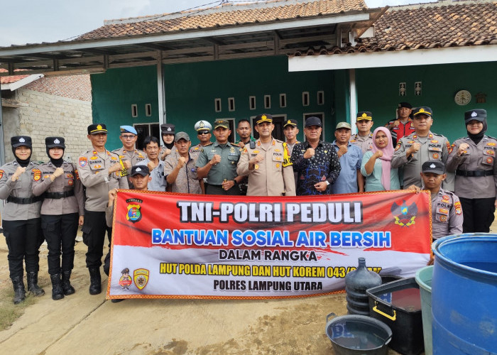 TNI-Polri Peduli, Polres Lampung Utara Bersama Kodim 0412 Bagikan Air Bersih Kepada Warga