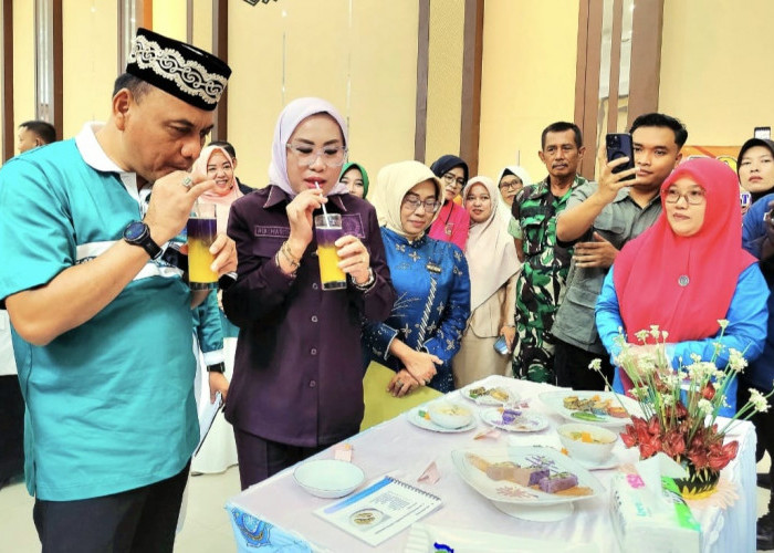 Ketua DPRD Kota Metro Ria Hartini Cicipi Produk UMKM Lokal di Lapak Jambore PKK