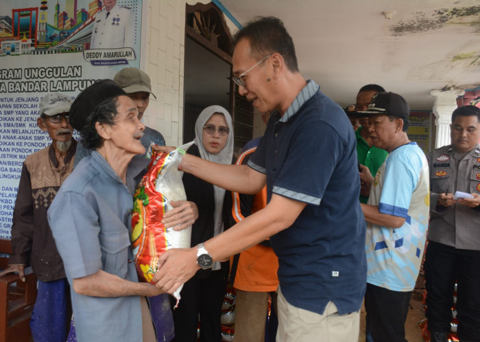 Pemkot Bandar Lampung Bagikan Beras Hingga Uang Tunai ke Korban Banjir