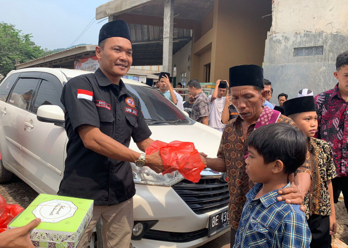 Jumat Berkah, PAC GRIB Sukabumi Bagikan Seribu Nasi Kotak