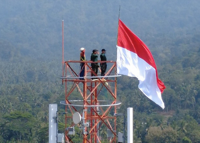 Kibarkan Merah Putih di Ketinggian 74 Meter, Prajurit Puslatpurmar 8 Teluk Ratai Kobarkan Semangat Kemerdekaan