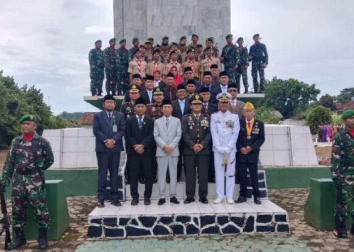 Wabup Lampura Ziarah dan Tabur Bunga di Taman Makam Pahlawan