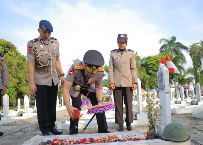 Polda Lampung Gelar Upacara Ziarah Makam dan Tabur Bunga Sambut Hari Bhayangakara ke 78