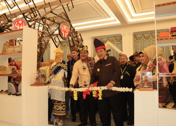 Gubernur Arinal Djunaidi dan Ketua Dekranasda Provinsi Lampung Membuka Pameran Lampung Craft Ke-4 Tahun 2023