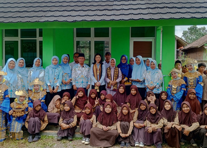 Didamping Ketua DPRD Lamsel, Anggota DPR RI Komisi X Ruby Chairani Resmikan Gedung Sekolah SDN 2 Negara Ratu 