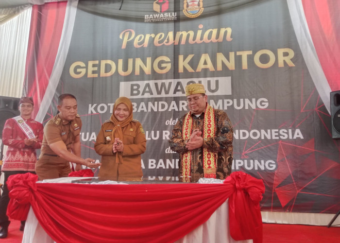 Walikota Bandar Lampung HJ.Eva Dwiana Bersama Ketua BAWASLU RI Meresmikan Kantor BAWASLU Kota Bandar Lampung