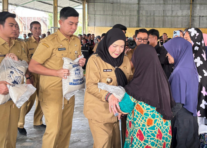 Pemkot Bandar Lampung Bagikan 43 Ribu Karung Beras ke Warga