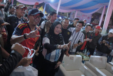 Nobar Final Piala Dunia di Tugu Adipura Bertabur Hadiah, Walikota Eva Ajak Warga Jaga Kebersamaan