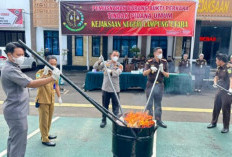 Kejari Lampura Musnahkan Barang Bukti 44 Perkara, Narkotika hingga Sajam Dilenyapkan