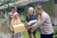 Polsek Kotabumi Utara Salurkan Bansos ke Warga Terdampak Banjir