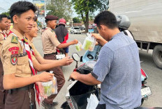 Sat Binmas Bersama Saka Bhayangkara Berbagi Takjil di Bundaran Tugu Alamsyah