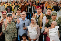 Menko Pangan-Zulkifli Hasan Bersama Dirut BULOG Salurkan Bantuan Beras di Lampung Selatan