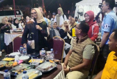 Meriah, Bupati Lamtim Membaur Bersama Warga Nobar Piala Dunia