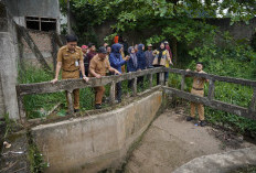 Walikota Eva Tinjau Aliran Sungai dan Gorong-Gorong di Perumahan Pujangga Alam