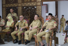 Komitmen Lestarikan Budaya di Lampung Barat, Parosil Beri Bantuan Budaya Sekura Cakak Buah