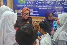 Ketua DPRD Kota Metro Salurkan Dukungan Finansial ke Puluhan Pelajar SD dan SMP