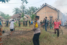 TNI Polri di Lampura Berjibaku Padamkan Kebakaran Rumah Warga
