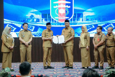 Gubernur Mirza Serahkan SK Mendagri, Komang Koheri Resmi Jabat Plt Bupati Lamteng