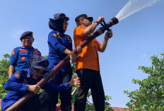 Wali Kota Metro Turun Langsung Bersihkan Abu Vulkanik dan Salurkan Air Bersih