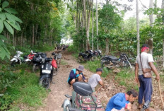Warga Desa Tanjung Harapan Swadaya Perbaiki Jalan Kabupaten yang Rusak Parah