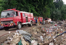 TPA Bakung Kebakaran, Petugas Damkar Padamkan Api dalam Waktu Satu Jam