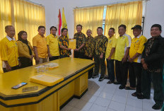 Darlian Pone Kembalikan Formulir Pendaftaran Calon Ketua DPD Partai Golkar Way Kanan