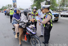 Polres Lampura Berikan Edukasi Tertib Berlalulintas di Bundaran Tugu Payan Mas