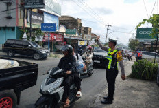 Urai Kemacetan di Gisting, Satlantas Polres Tanggamus Pasang Traffic Cone di Titik Rawan