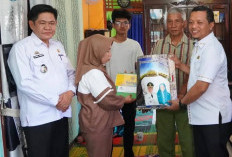 Bupati Pringsewu Berikan Santunan ke Keluarga PMI Meninggal di Malaysia