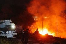 Gudang BBM Ilegal Terbakar Hebat di Pesawaran, Satu Mobil Tangki Ikut Hangus
