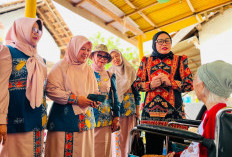 Ketua DPRD Metro Ria Hartini Sambangi Lansia, Salurkan Bantuan dan Beri Dukungan Moral