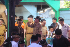Tinjau TPA Sunan Bonang Pasca Kebakaran, Bupati Parosil Serahkan Bantuan dan Ingatkan Bahaya Korsleting