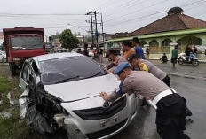 Fuso Tabrak Vios Hingga Ringsek di Jalinsum Blambangan Pagar 
