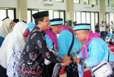 Bupati Pringsewu Lepas Keberangkatan Ratusan Jamaah Calon Haji ke Tanah Suci