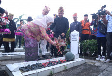 Walikota Eva dan Jajaran Forkopimda Ziarah Tabur Bunga pada Peringatan HUT Kota Bandar Lampung ke 344 Tahun