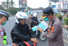 Abu Vulkanik Anak Krakatau Merebak, Polres Lampung Utara Bagikan Masker kepada Warga